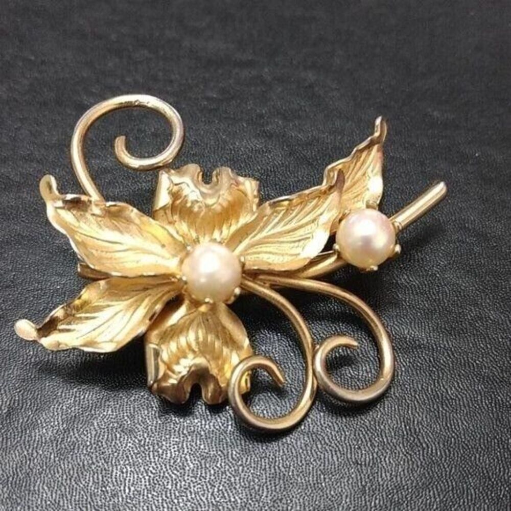 Vintage gold tone faux pearl brooch